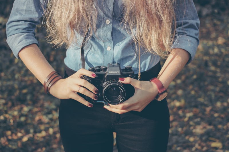 photographe-BLAUSASC-min_hand-person-girl-woman-camera-photography-614-pxhere.com